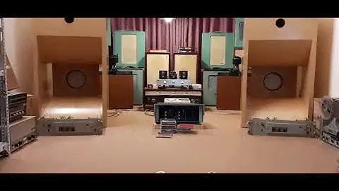 Experience the 8-inch field coil Telefunken speakers with 1.5w amplifier / channel.